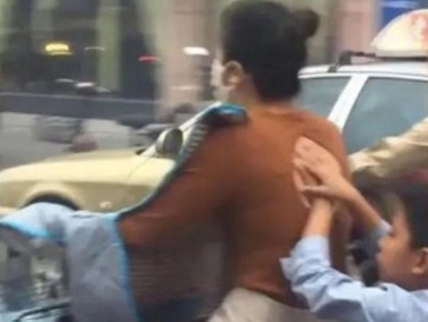 Mẹ chở con trai đi trên đường, hành động của đứa trẻ phía sau gây chú ý và được dân mạng khen ngợi hết lời-2