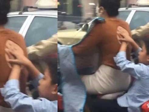 Mẹ chở con trai đi trên đường, hành động của đứa trẻ phía sau gây chú ý và được dân mạng khen ngợi hết lời