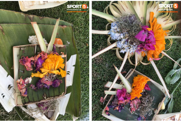 Chủ nhà Indonesia đặt hoa cúng trên sân vận động ngay trước giờ đấu tuyển Việt Nam-1