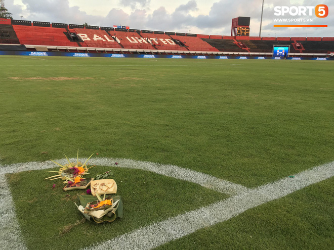 Chủ nhà Indonesia đặt hoa cúng trên sân vận động ngay trước giờ đấu tuyển Việt Nam-2