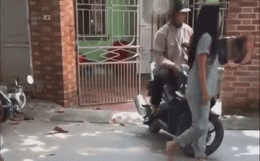 Bị tiểu tam đánh, vợ ôm đầu chảy máu cầu cứu mọi người, chồng ngồi im nhìn và lời giải thích lấp lửng-1