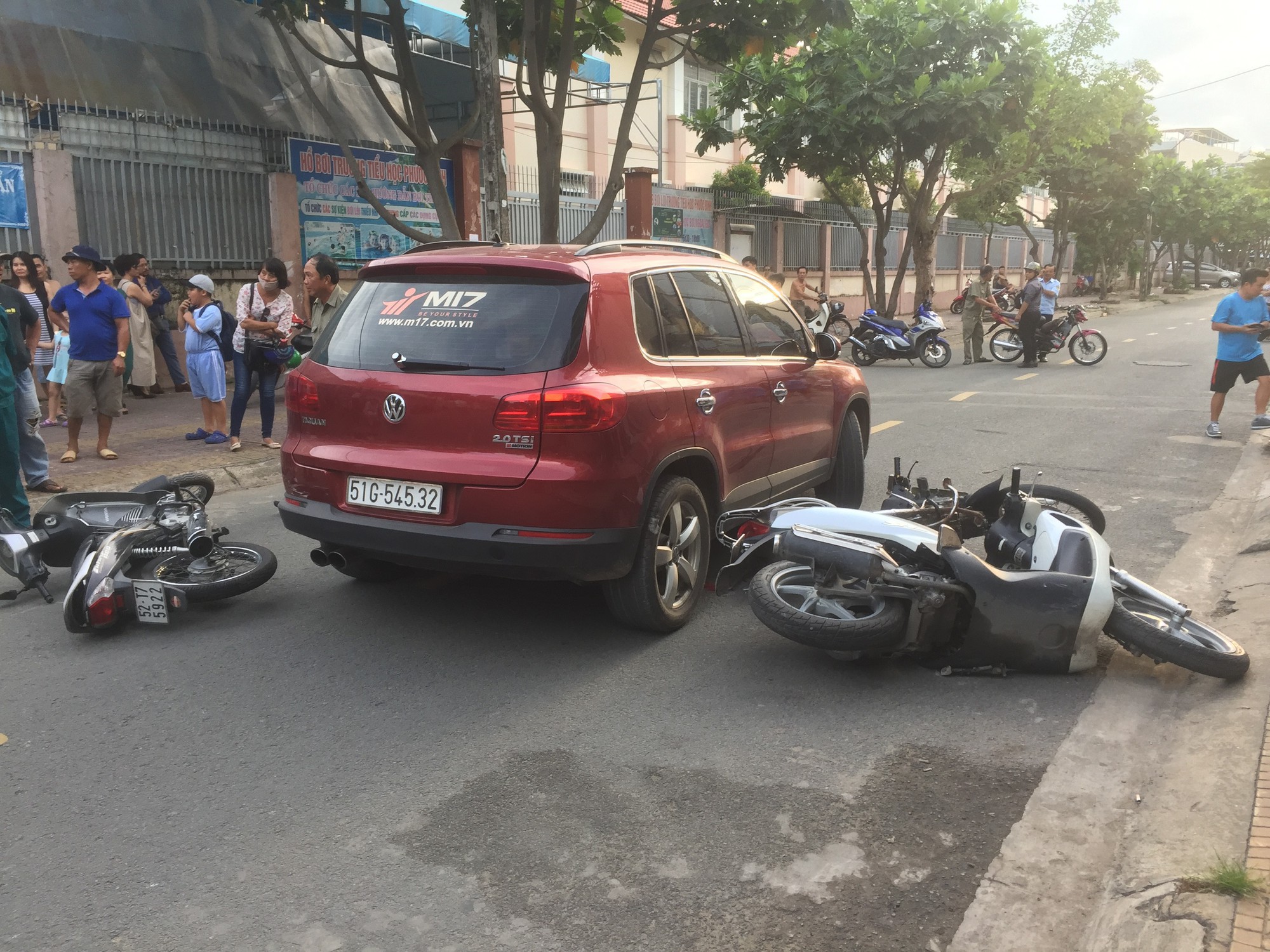 Lái ô tô tông nhiều xe máy nằm la liệt, nữ tài xế còn xuống lớn tiếng với nhiều người-1