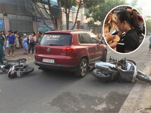 Lái ô tô tông nhiều xe máy nằm la liệt, nữ tài xế còn xuống lớn tiếng với nhiều người