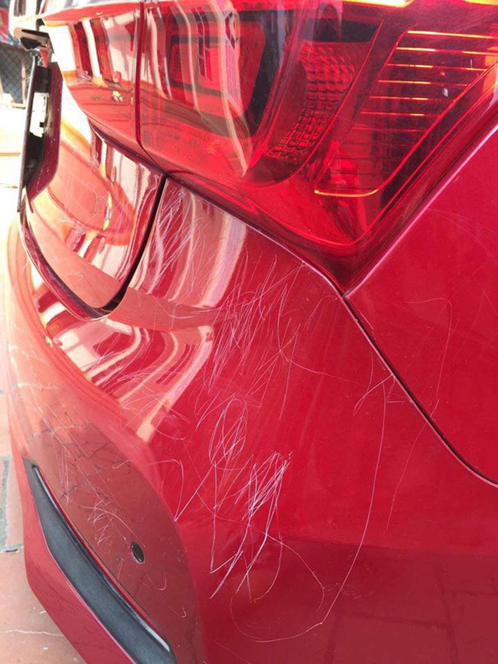 Bắt được kẻ phá hoại ô tô, chủ xe đau đầu tìm cách giải quyết vì đối tượng có bảo kê đặc biệt-1