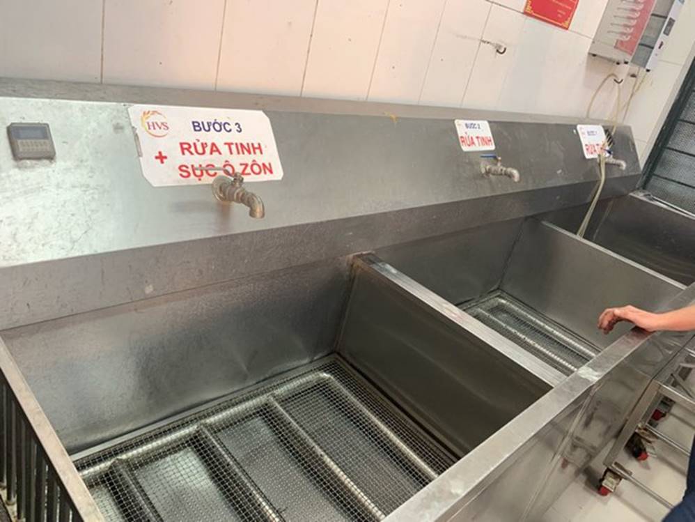 Lo nguồn nước bẩn, trường học dùng nước bình nấu ăn cho học sinh-1