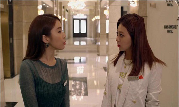 Tình cờ gặp kẻ thứ ba từ trung tâm phẫu thuật thẩm mỹ bước ra, vợ mỉm cười vuốt má cô ả thì thầm vài câu đủ khiến cô ta tái mặt-2