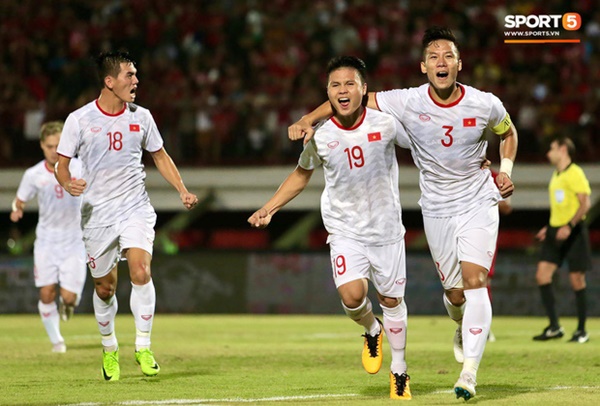 Hài hước khoảnh khắc tuyển Việt Nam thi nhau sờ mó, cầm nắm Hải Quế khi đang trả lời phỏng vấn-1