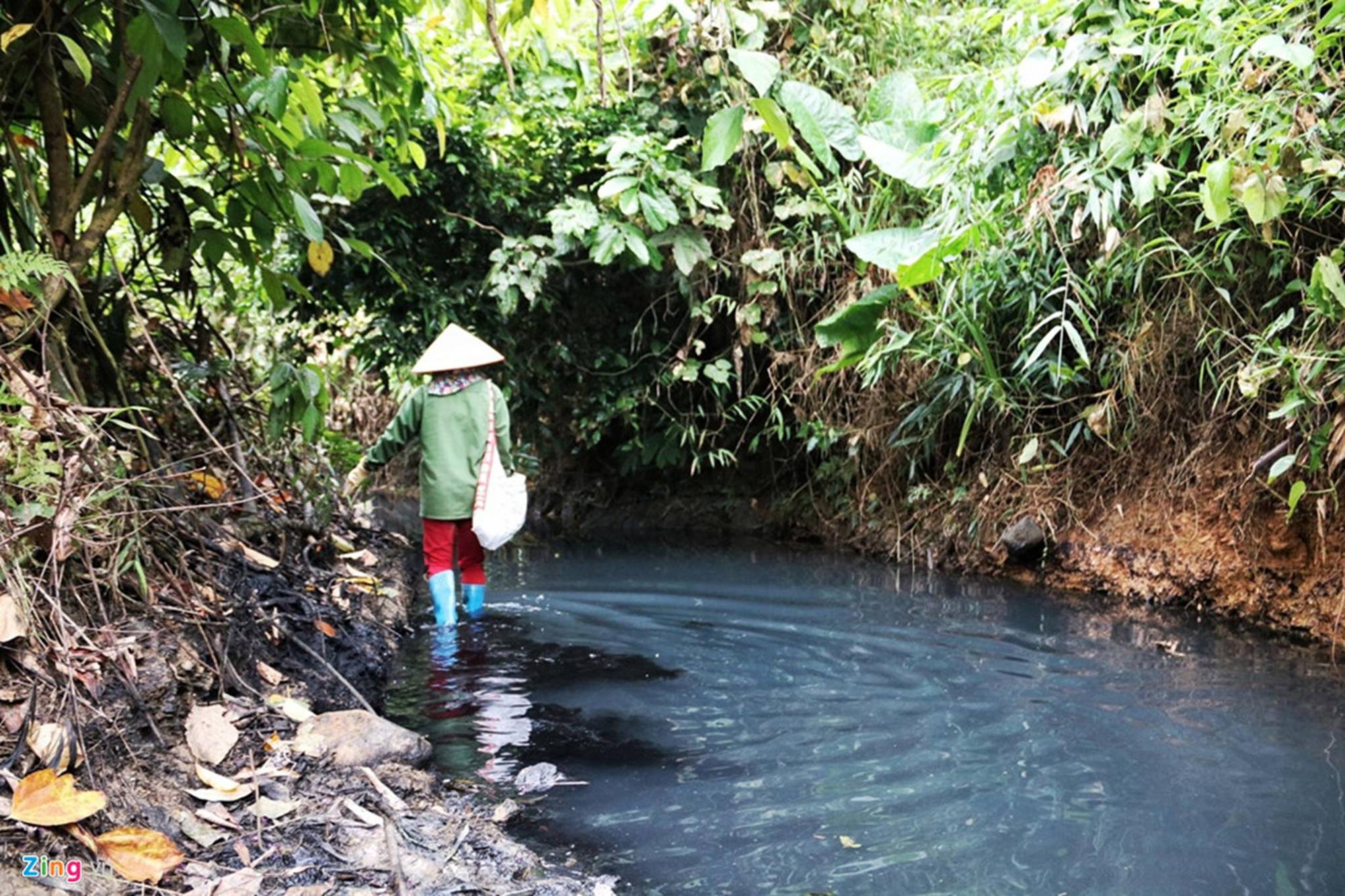 Dòng suối gần nhà máy nước sông Đà vẫn đen kịt sau 1 tuần bị đổ dầu-2