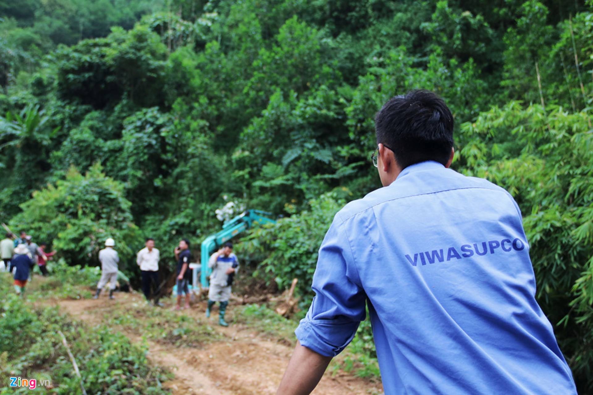 Dòng suối gần nhà máy nước sông Đà vẫn đen kịt sau 1 tuần bị đổ dầu-3