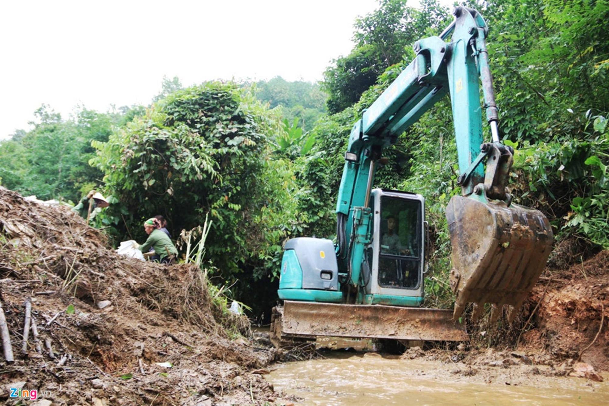 Dòng suối gần nhà máy nước sông Đà vẫn đen kịt sau 1 tuần bị đổ dầu-9