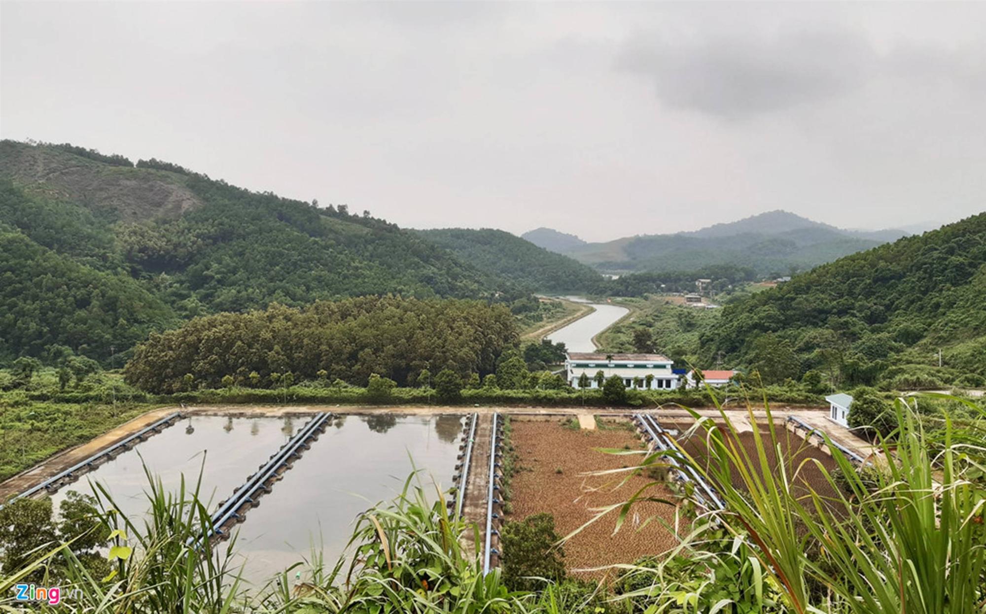 Dòng suối gần nhà máy nước sông Đà vẫn đen kịt sau 1 tuần bị đổ dầu-11