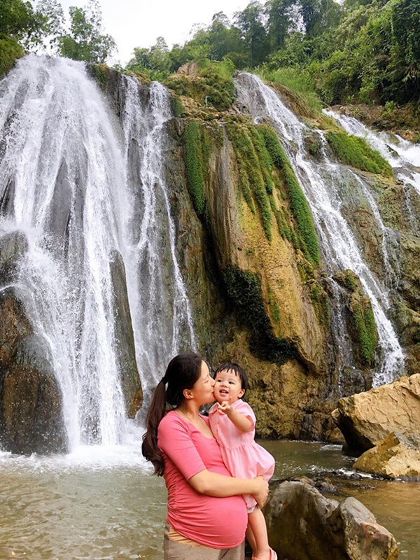 Bầu tháng cuối vẫn tung tăng đưa 3 con lên núi chơi, MC Minh Trang khiến hội chị em ngưỡng mộ vì hạnh phúc yên bình-1