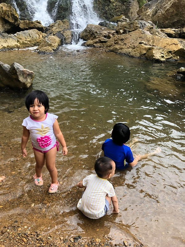 Bầu tháng cuối vẫn tung tăng đưa 3 con lên núi chơi, MC Minh Trang khiến hội chị em ngưỡng mộ vì hạnh phúc yên bình-2