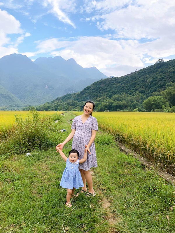 Bầu tháng cuối vẫn tung tăng đưa 3 con lên núi chơi, MC Minh Trang khiến hội chị em ngưỡng mộ vì hạnh phúc yên bình-4
