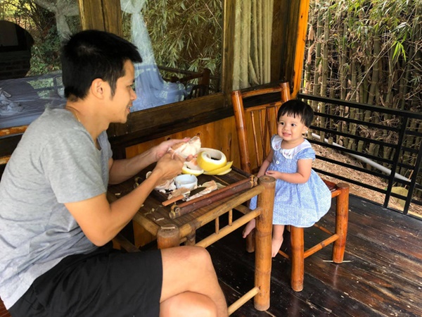 Bầu tháng cuối vẫn tung tăng đưa 3 con lên núi chơi, MC Minh Trang khiến hội chị em ngưỡng mộ vì hạnh phúc yên bình-10