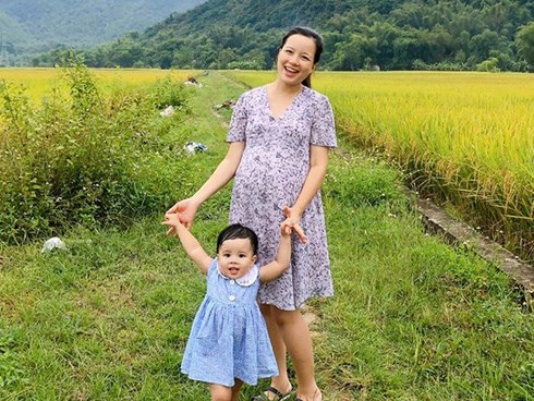 Bầu tháng cuối vẫn tung tăng đưa 3 con lên núi chơi, MC Minh Trang khiến hội chị em ngưỡng mộ vì hạnh phúc yên bình