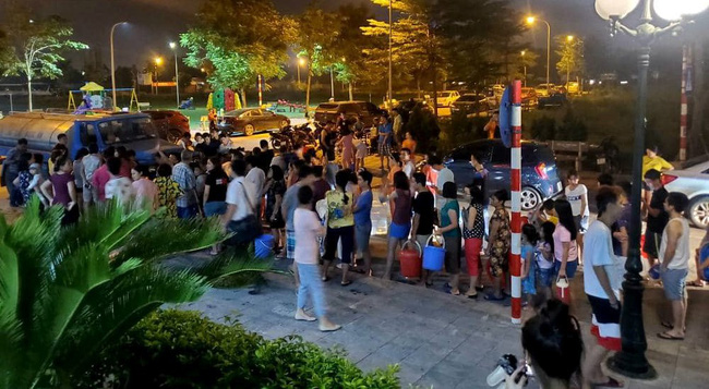 Chùm ảnh: Người dân Hà Nội rồng rắn xếp hàng giữa đêm, mang theo xô chậu đợi lấy nước sạch miễn phí-1
