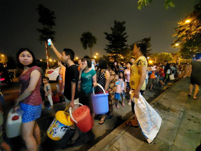 Chùm ảnh: Người dân Hà Nội rồng rắn xếp hàng giữa đêm, mang theo xô chậu đợi lấy nước sạch miễn phí-10