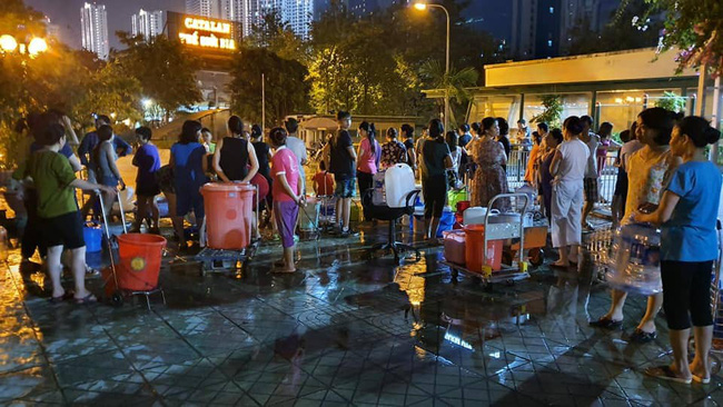 Chùm ảnh: Người dân Hà Nội rồng rắn xếp hàng giữa đêm, mang theo xô chậu đợi lấy nước sạch miễn phí-11