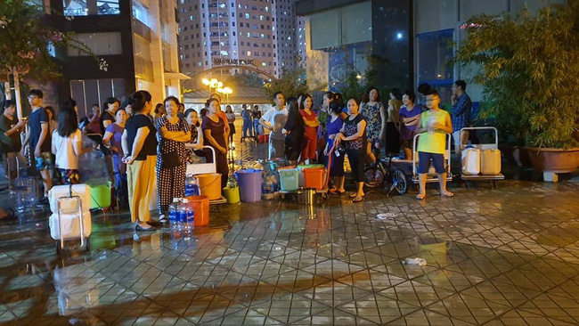 Chùm ảnh: Người dân Hà Nội rồng rắn xếp hàng giữa đêm, mang theo xô chậu đợi lấy nước sạch miễn phí-12
