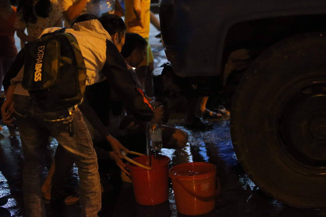 Chùm ảnh: Người dân Hà Nội rồng rắn xếp hàng giữa đêm, mang theo xô chậu đợi lấy nước sạch miễn phí-14