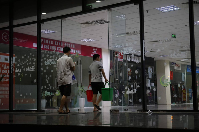 Chùm ảnh: Người dân Hà Nội rồng rắn xếp hàng giữa đêm, mang theo xô chậu đợi lấy nước sạch miễn phí-15