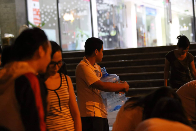 Chùm ảnh: Người dân Hà Nội rồng rắn xếp hàng giữa đêm, mang theo xô chậu đợi lấy nước sạch miễn phí-17