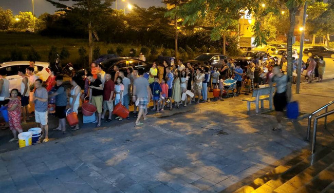 Chùm ảnh: Người dân Hà Nội rồng rắn xếp hàng giữa đêm, mang theo xô chậu đợi lấy nước sạch miễn phí-2