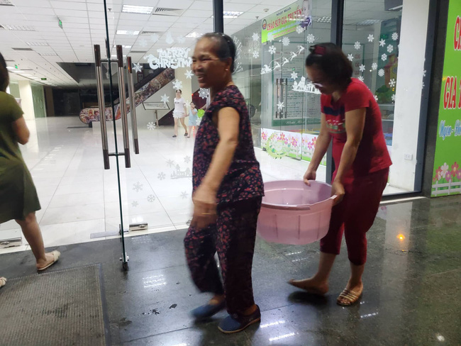 Chùm ảnh: Người dân Hà Nội rồng rắn xếp hàng giữa đêm, mang theo xô chậu đợi lấy nước sạch miễn phí-6