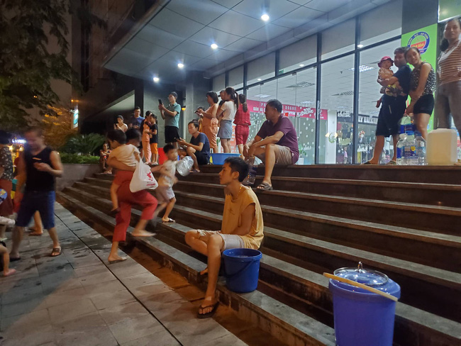 Chùm ảnh: Người dân Hà Nội rồng rắn xếp hàng giữa đêm, mang theo xô chậu đợi lấy nước sạch miễn phí-8