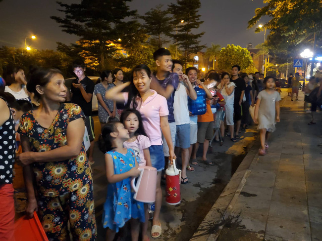 Chùm ảnh: Người dân Hà Nội rồng rắn xếp hàng giữa đêm, mang theo xô chậu đợi lấy nước sạch miễn phí-9