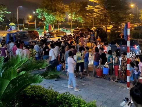 Chùm ảnh: Người dân Hà Nội rồng rắn xếp hàng giữa đêm, mang theo xô chậu đợi lấy nước sạch miễn phí