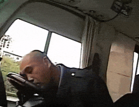 Đang lái xe buýt, tài xế bỗng hét lớn đuổi tất cả xuống xe khiến hành khách phẫn nộ nhưng hình ảnh sau đó của ông lại gây xót xa hơn cả-3