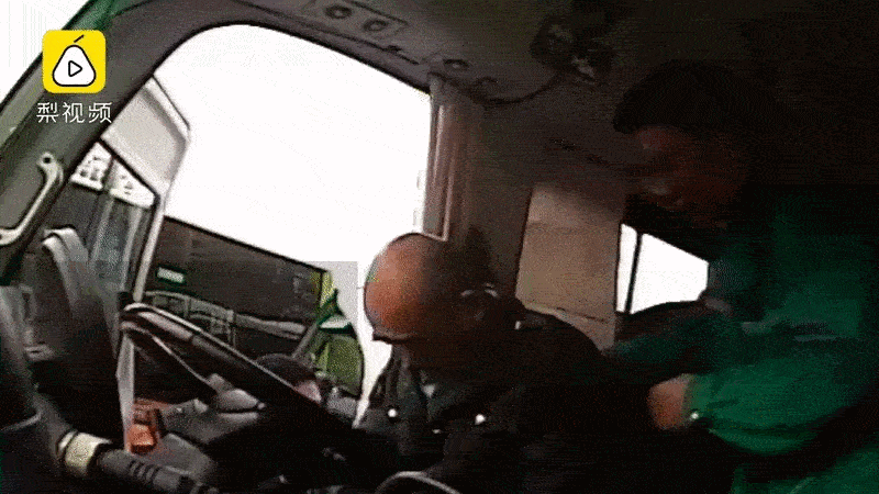 Đang lái xe buýt, tài xế bỗng hét lớn đuổi tất cả xuống xe khiến hành khách phẫn nộ nhưng hình ảnh sau đó của ông lại gây xót xa hơn cả-4