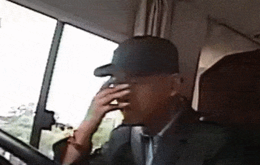 Đang lái xe buýt, tài xế bỗng hét lớn đuổi tất cả xuống xe khiến hành khách phẫn nộ nhưng hình ảnh sau đó của ông lại gây xót xa hơn cả-1