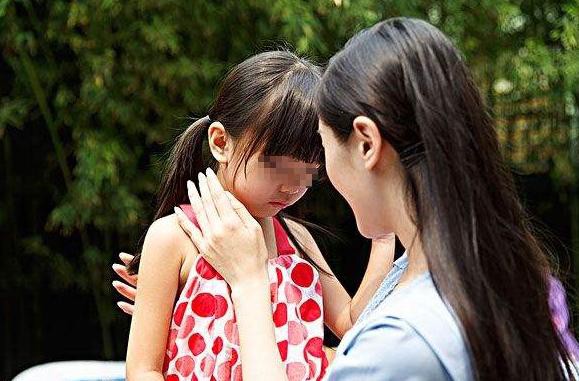 Cho con gái mặc đồ đắt tiền đi học, cô bé thật xinh đẹp và nổi bật nhưng người mẹ vẫn nức nở khi nhìn thấy cảnh tượng này-2