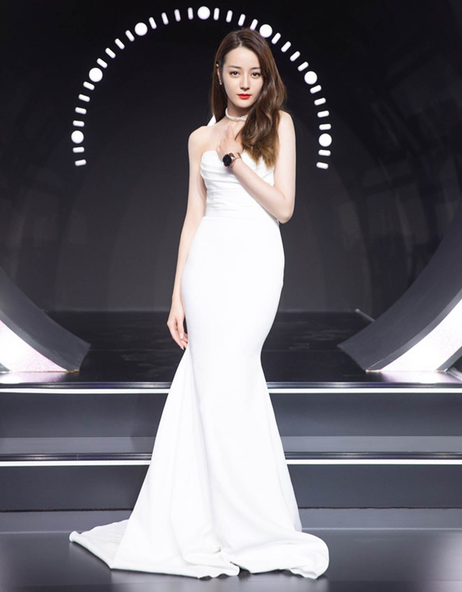 Địch Lệ Nhiệt Ba diện váy cúp ngực, liên tục dùng tay che chắn vòng 1-1