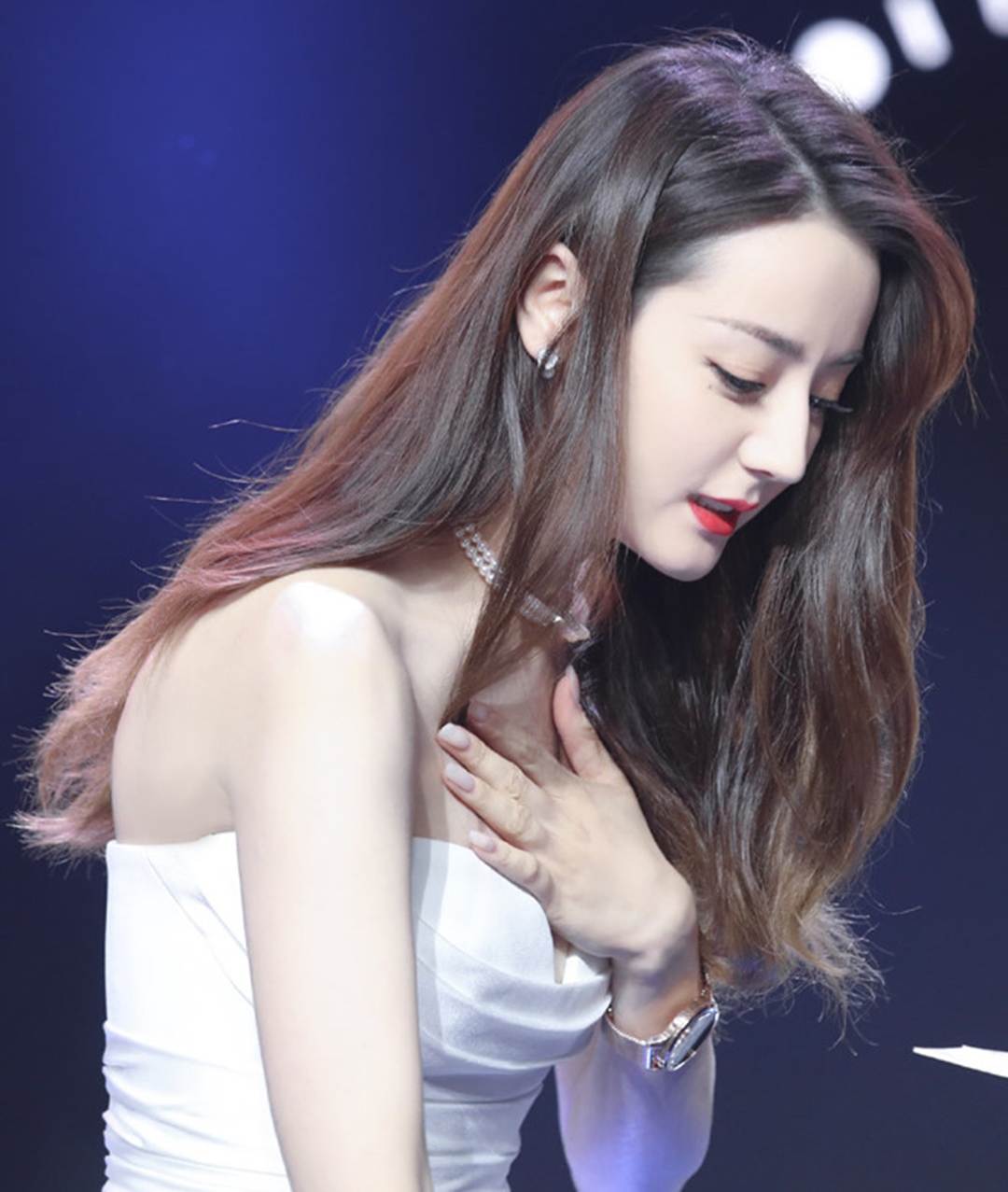 Địch Lệ Nhiệt Ba diện váy cúp ngực, liên tục dùng tay che chắn vòng 1-5