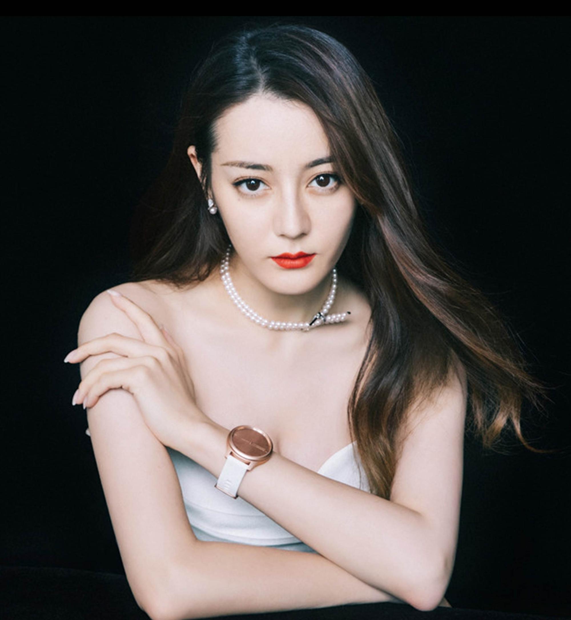 Địch Lệ Nhiệt Ba diện váy cúp ngực, liên tục dùng tay che chắn vòng 1-7