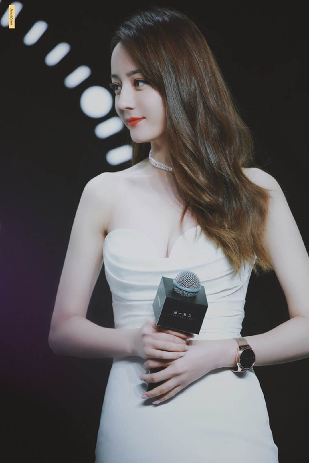 Địch Lệ Nhiệt Ba diện váy cúp ngực, liên tục dùng tay che chắn vòng 1-8