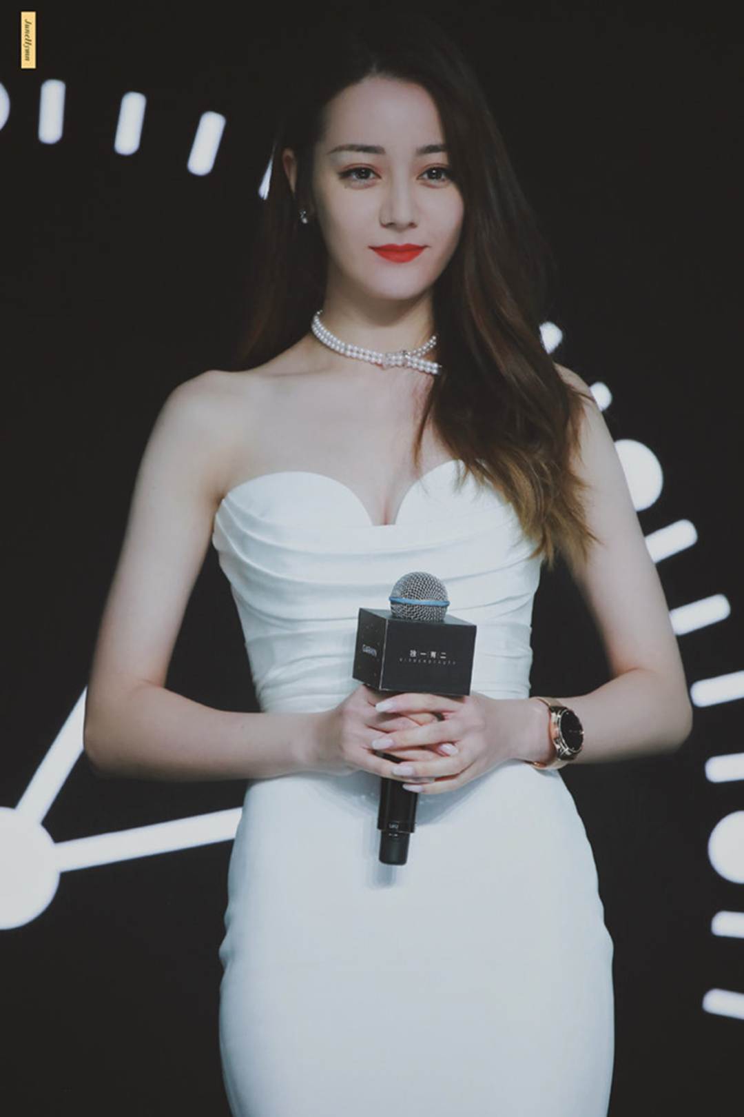 Địch Lệ Nhiệt Ba diện váy cúp ngực, liên tục dùng tay che chắn vòng 1-9