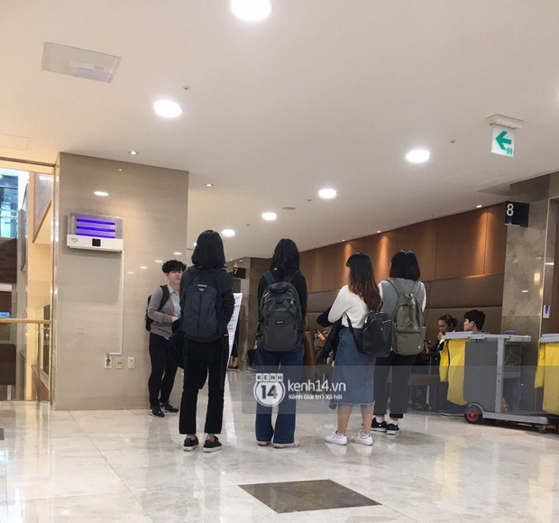 Tang lễ Sulli từ Hàn: Fan khiếm thị một mình đến sớm chờ, Yoo Ah In tiết lộ nghệ sĩ Hàn đã đến viếng từ rạng sáng-9