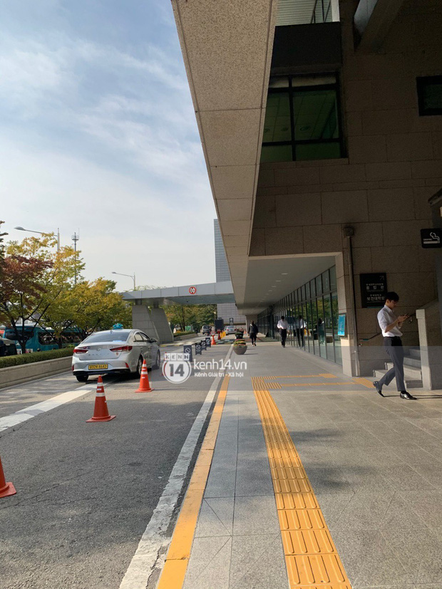 Tang lễ Sulli từ Hàn: Fan khiếm thị một mình đến sớm chờ, Yoo Ah In tiết lộ nghệ sĩ Hàn đã đến viếng từ rạng sáng-20