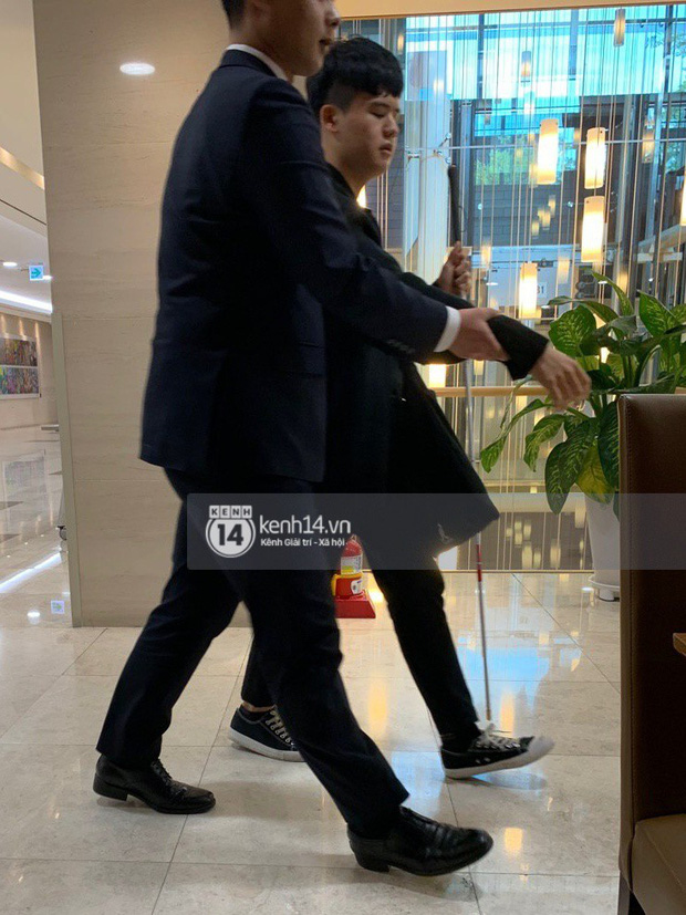 Tang lễ Sulli từ Hàn: Fan khiếm thị một mình đến sớm chờ, Yoo Ah In tiết lộ nghệ sĩ Hàn đã đến viếng từ rạng sáng-11