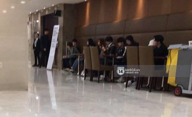 Tang lễ Sulli từ Hàn: Fan khiếm thị một mình đến sớm chờ, Yoo Ah In tiết lộ nghệ sĩ Hàn đã đến viếng từ rạng sáng-13