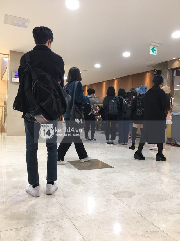 Tang lễ Sulli từ Hàn: Fan khiếm thị một mình đến sớm chờ, Yoo Ah In tiết lộ nghệ sĩ Hàn đã đến viếng từ rạng sáng-10