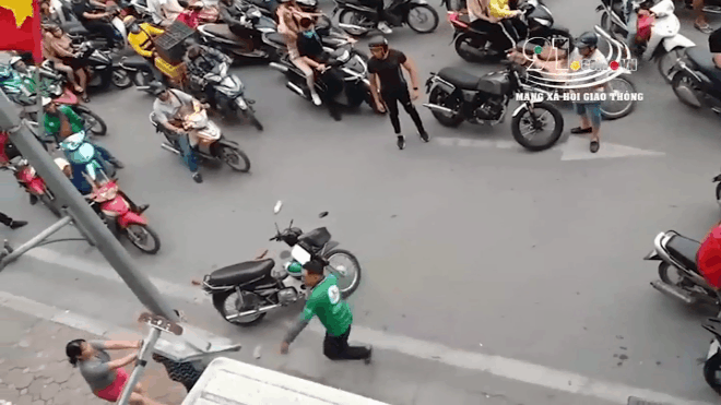 Mẹ ra dựng xe giúp còn bị cà khịa, con trai lao vào túm cổ tài xế Grab-2