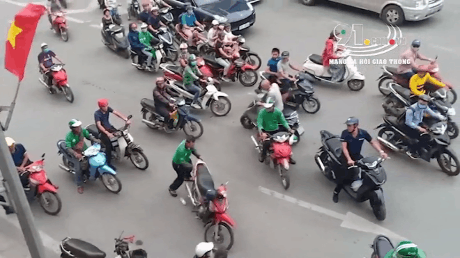 Mẹ ra dựng xe giúp còn bị cà khịa, con trai lao vào túm cổ tài xế Grab-3