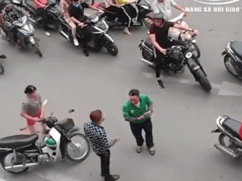 Mẹ ra dựng xe giúp còn bị