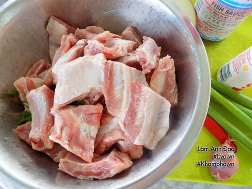 Sườn rim mắm tỏi đậm đà kiểu này bảo sao cơm nấu nhiều vẫn hết bay-1